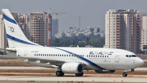 صاعقة عنيفة تتسبب بعطل في مطار
